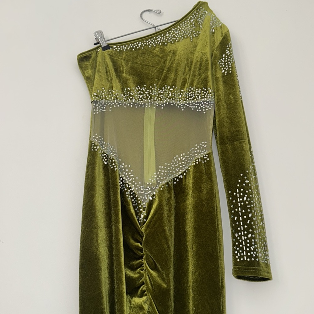 Perfect evening/wedding guest dress
Olive Green Velvet Dress with rhinestones
